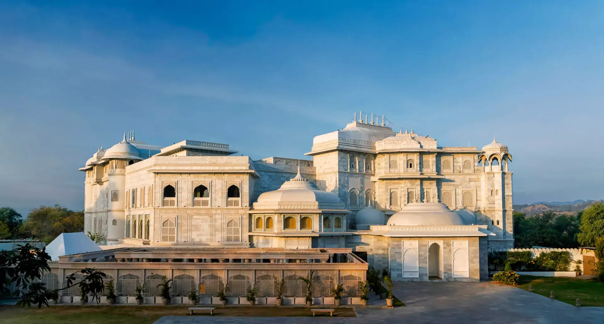 Raffles Jaipur white-marble exterior with arches, domes and Aravalli backdrop