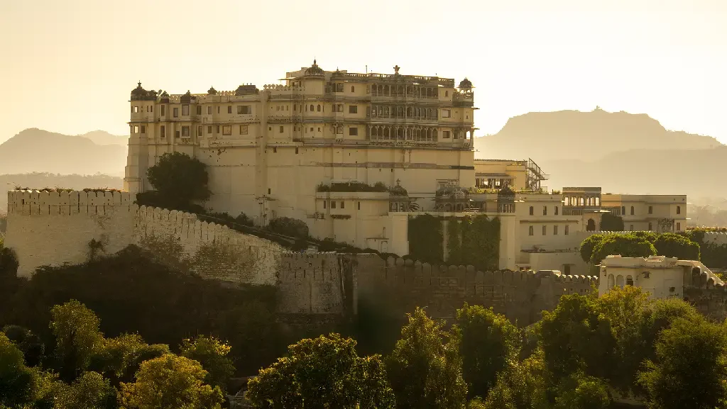 RAAS Jodhpur haveli and modern sandstone blocks with Mehrangarh Fort backdrop