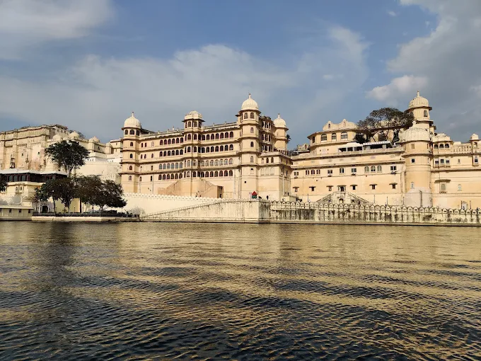 Destination wedding venue in Udaipur featuring stunning Lake Pichola views